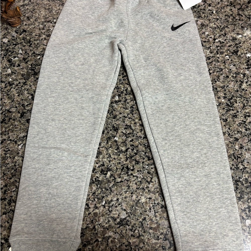 NWT Nike Kids Gray Sweatpant Size 7